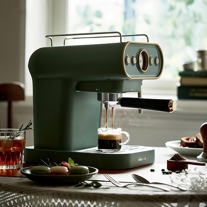 compact high-pressure coffee machine with steam frother