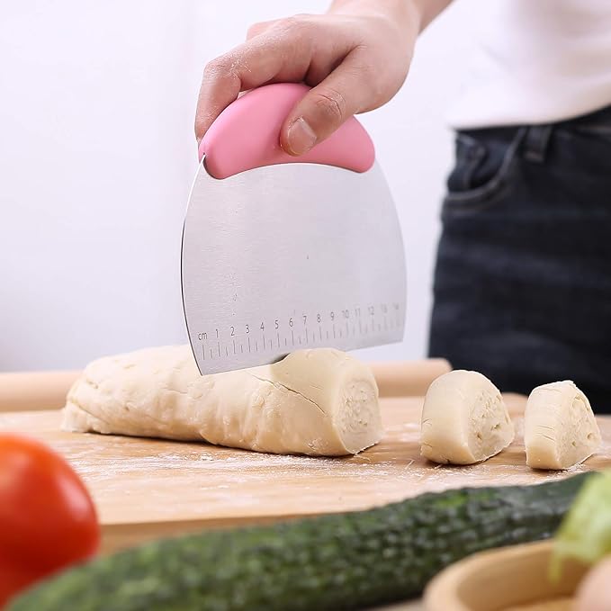 1 pcs Dough Pastry Scraper Chopper/Stainless Steel Dough Scraper Cutter with Ergonomic Rubber Non-Slip Grip/Dough Scraper Cutter/Pro Pastry Pizza Cutter Chopper (Pink)
